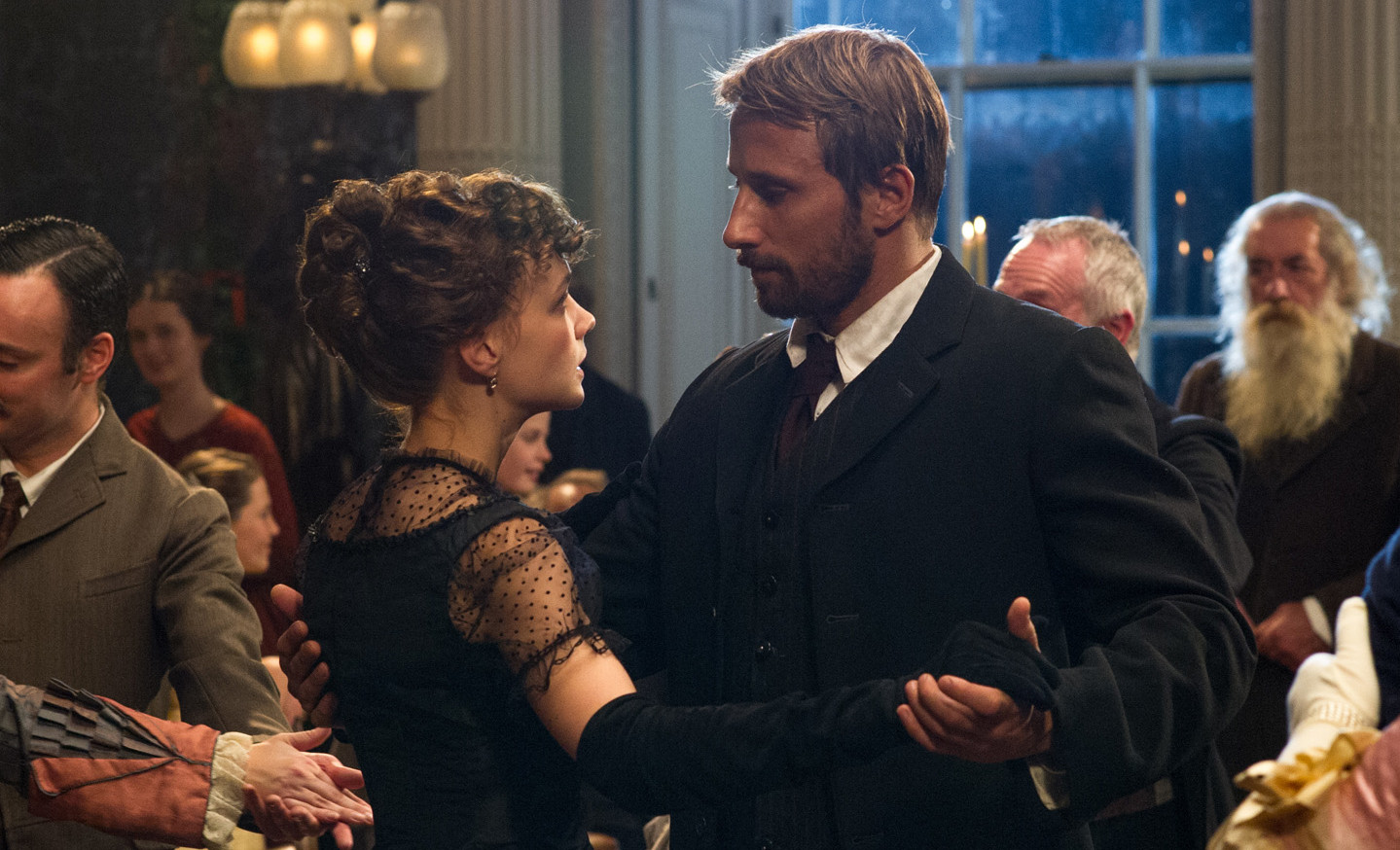 far from the madding crowd review book